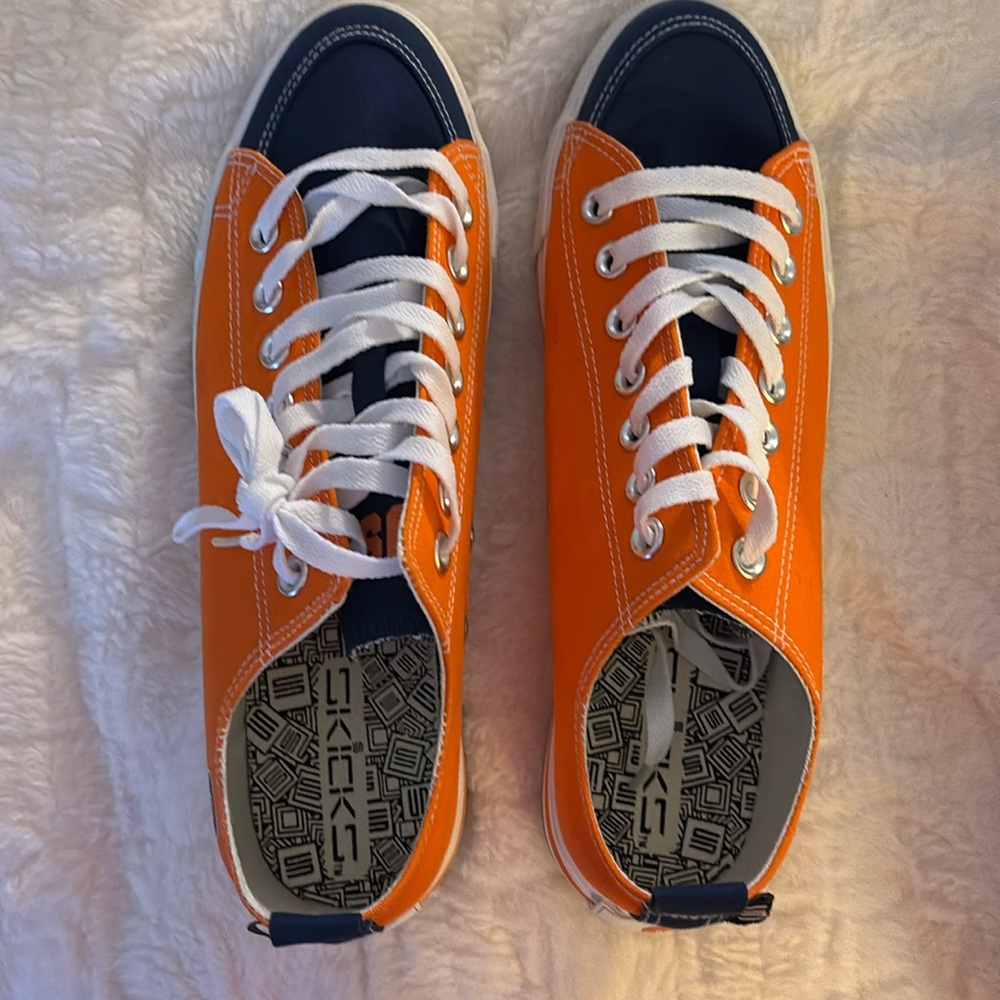 Skicks Syracuse University low top sneaker. Size M9 / W11